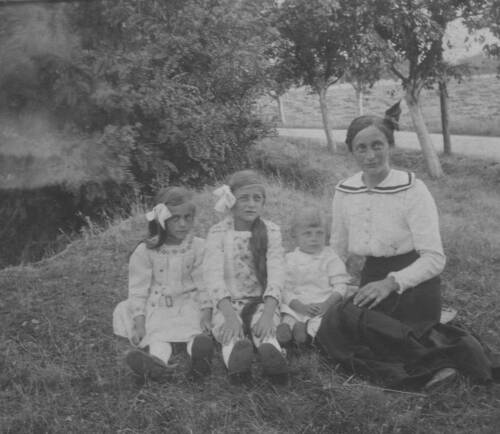 Marte, Ruzena, Villem and Anne Duxova 1917